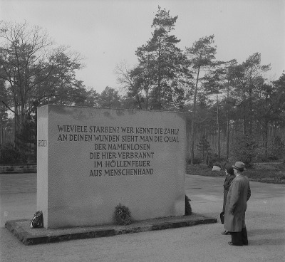 Wall with the lines of the Dresden poet Max Zimmering between the mass graves, after 1950.