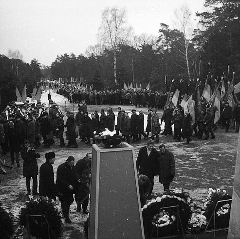 Commemoration of the bombing raids on Dresden: rally at the mass graves on the Heidefriedhof in front of the 2nd version of the wall, February 13, 1970.